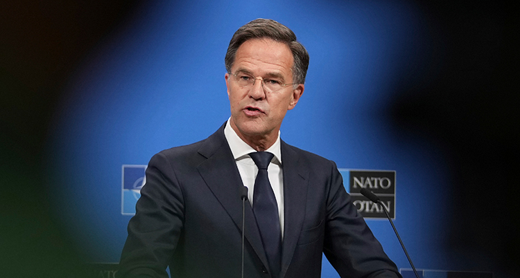 Han pratar på ett möte med journalister.