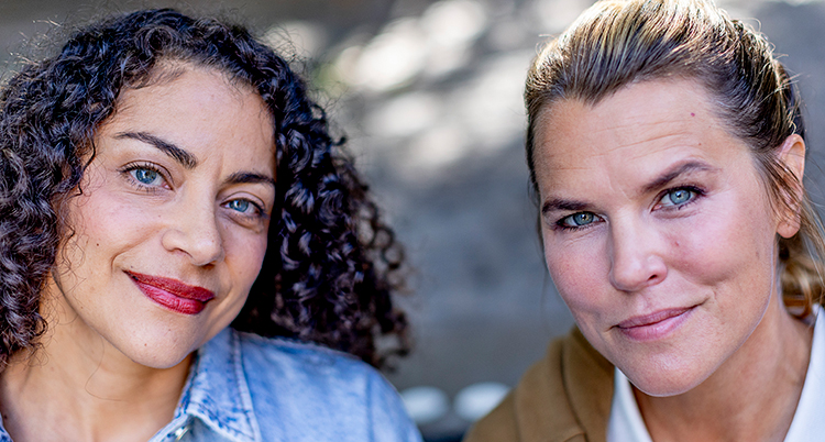 De står bredvid varandra och ler för kameran.