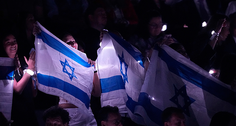 De håller Israels flagga.