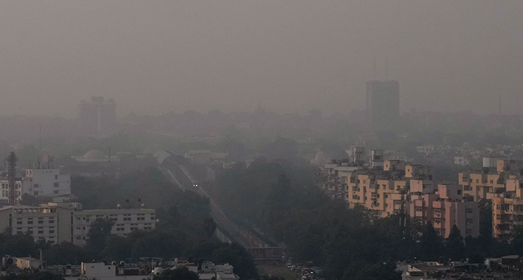 En vy över staden New Delhi. Det är väldigt dimmigt över hustaken.