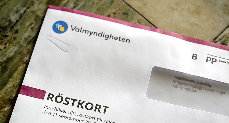 Ett kuvert som det står Röstkort på.