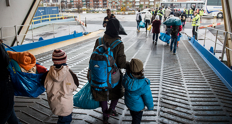 Barn och vuxna går av en färja i Trelleborgs hamn.
