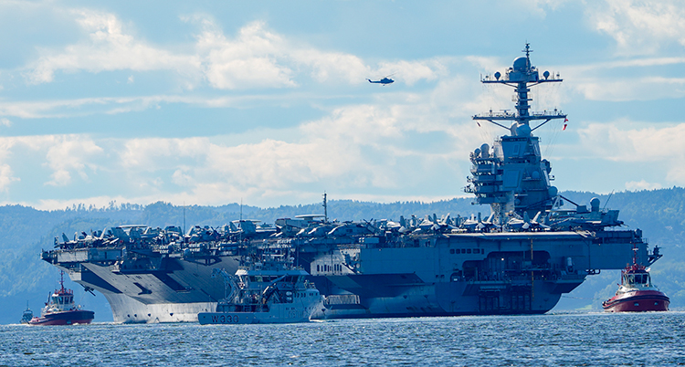 En jättestor båt för soldater ligger i havet.