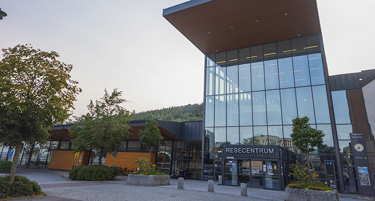 Ett stort hus som det står Resecentrum på.