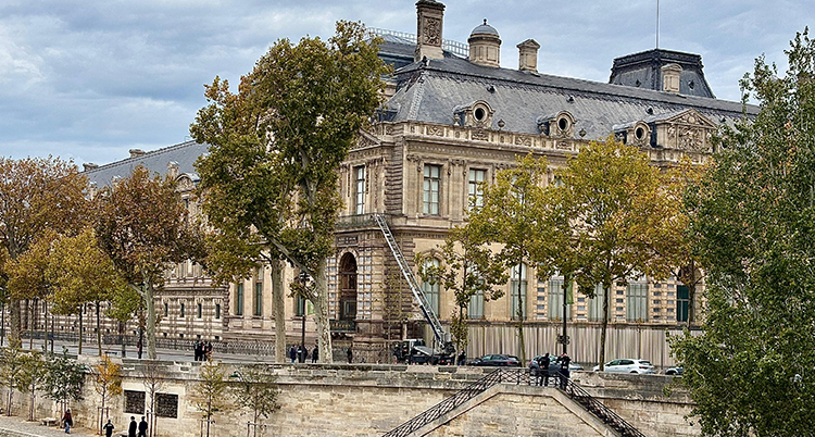 En bil med stege leder upp till ett fönster på museet.