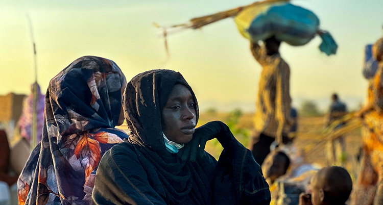 Hon sitter ner. Hon ser allvarlig ut.