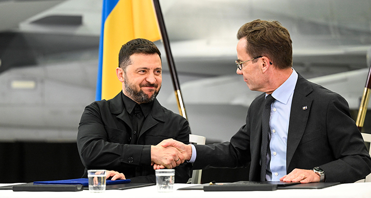 Zelenskyj och Kristersson skakar hand.