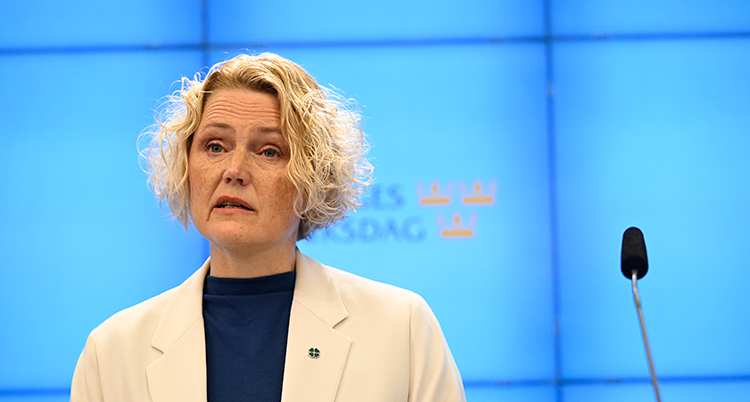 Hon har kort lockigt hår.