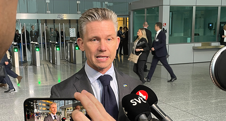 Han blir intervjuad och har två mikrofoner framför sig.