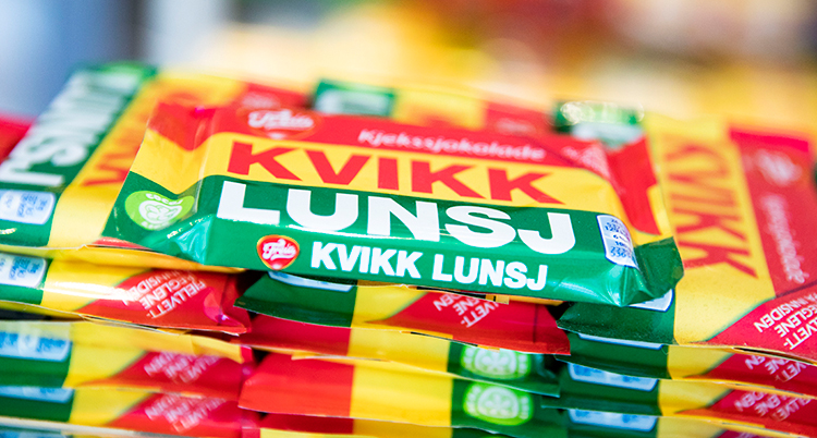 en hög med chokladkakor.