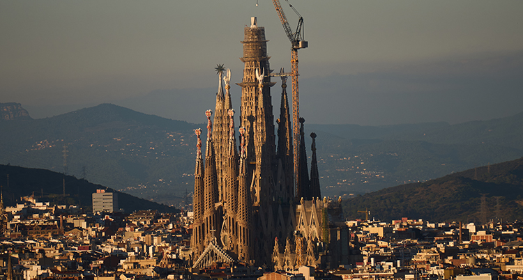 En stor byggnad med många torn. En byggkran jobbar vid det högsta tornet.