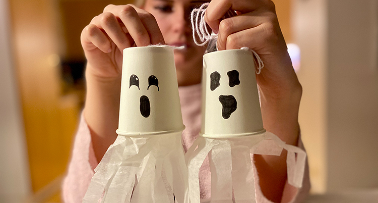 Två muggar som blivit spöken.