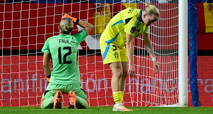 De hänger med huvudet och sitter på knä.