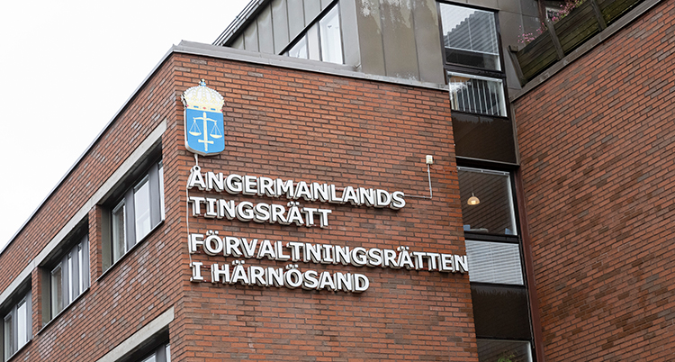 Domstolens märke syns på husets vägg.