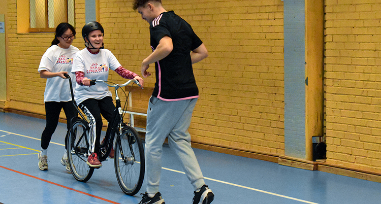 Hon cyklar ifatt ledaren.