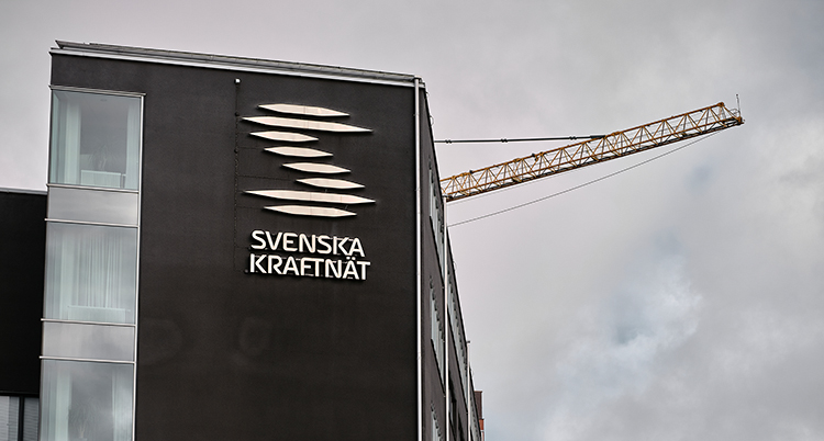 En svart byggnad med Svenska kraftnäts märke.
