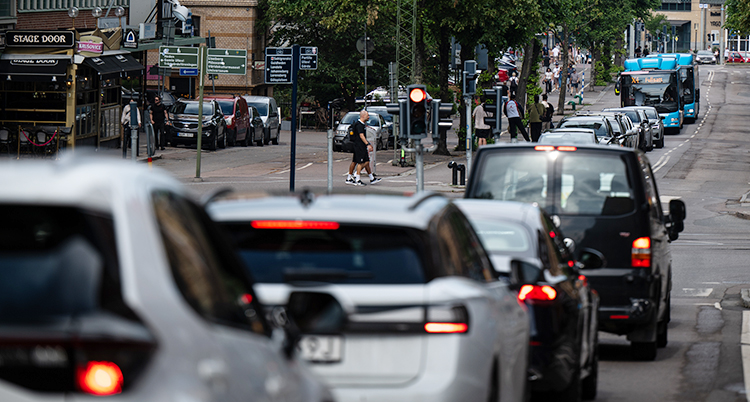 Bilar som kör på en gata i Göteborg.
