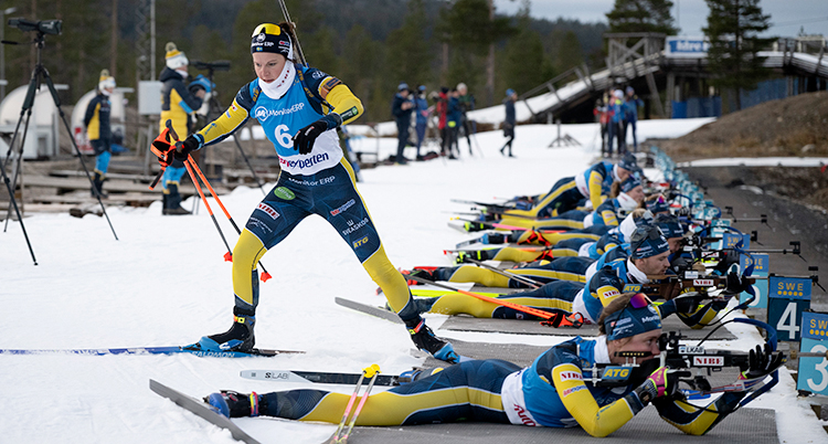 Från en träning i skidskytte. Folk ligger ner på mattan och skjuter med gevär.