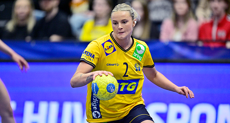 Från en match i handboll. Spelaren Clara Lerby har bollen.