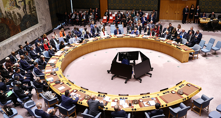 Människor som sitter kring ett stort runt bord.