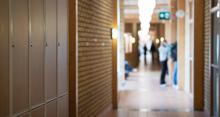 En korridor på en skola.