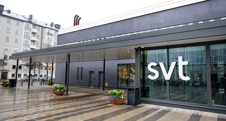 Vi ser utsidan av ett hus. Det står SVT på huset.