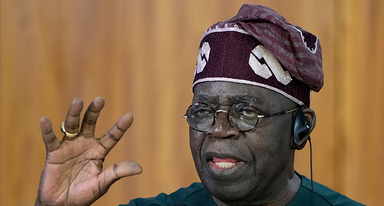 Han är svart och han har glasögon.