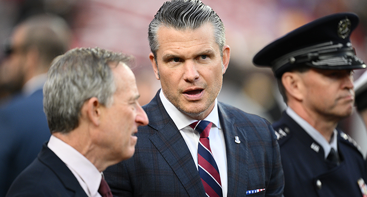 Han har slips och kavaj.