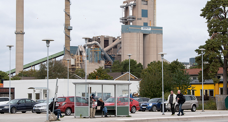 Fabriken har flera långa skorstenar.