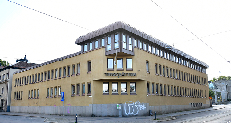 Huset där tingsrätten håller till.