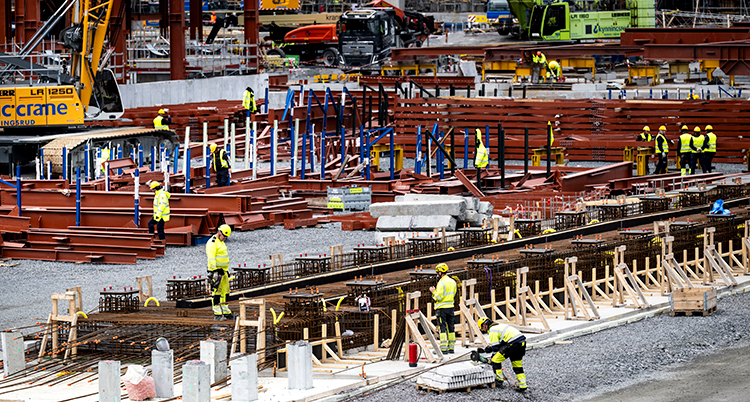 Arbetare bygger en fabrik.