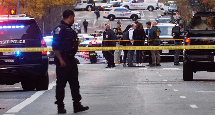 Gul tejp och poliser på en gata.