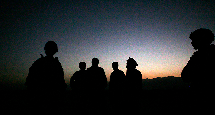 Siluhetter av soldater.