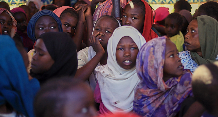Massor av barn och kvinnor som trängs.
