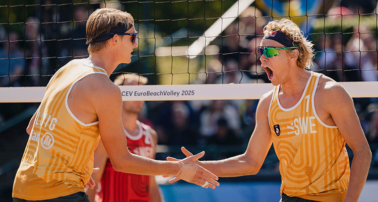 De jublar och slår ihop händerna efter en boll.