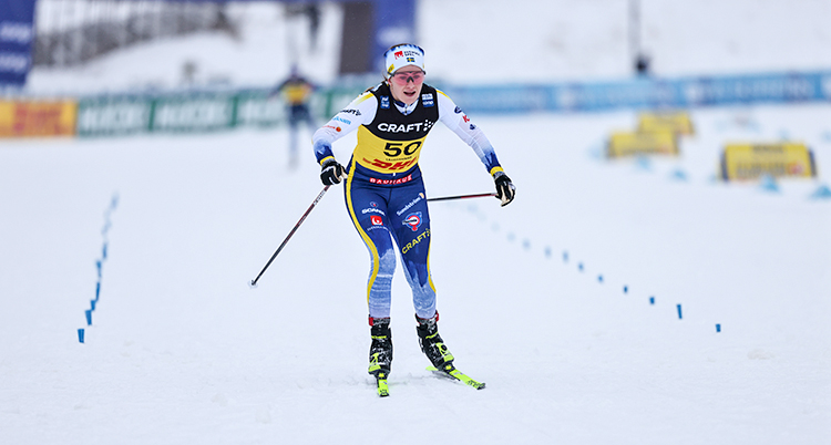 Hon åker skidor i en tävling.