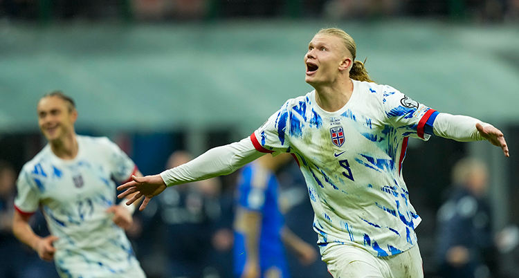 Han springer med armarna utsträckta.