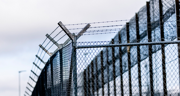 Stängsel vid ett fängelse.