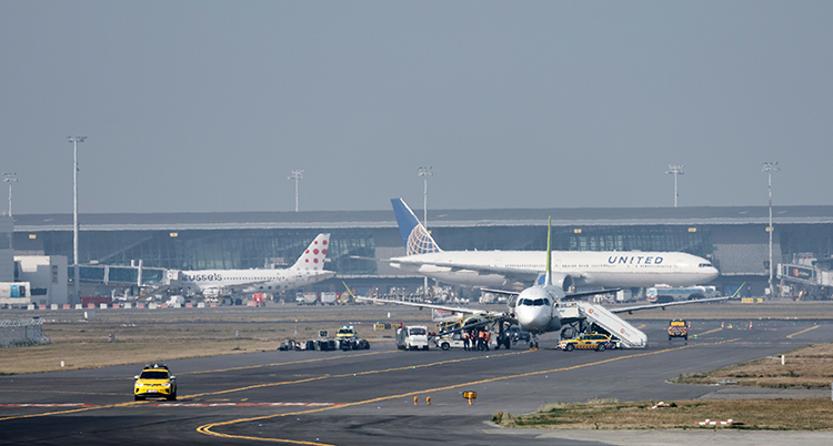Flygplan står på landningsbanor på en flygplats.