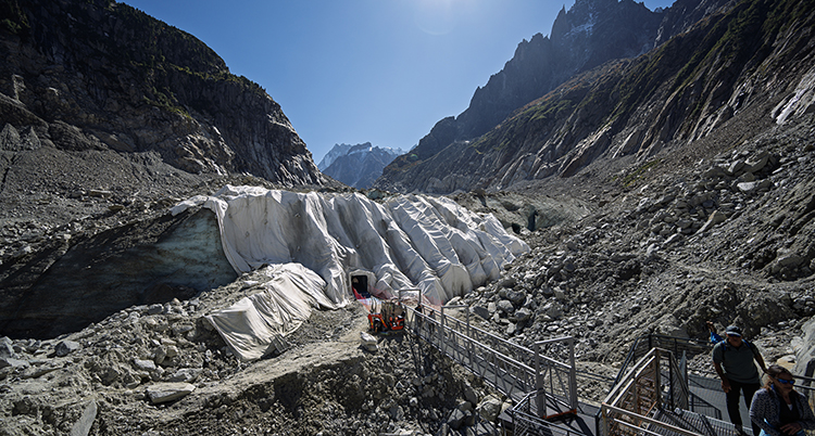 Ett område med is uppepå berget.