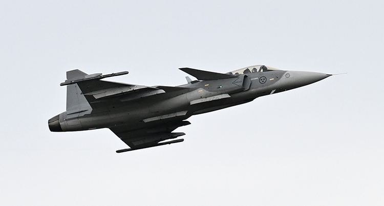 Ett stridsflygplan i luften.