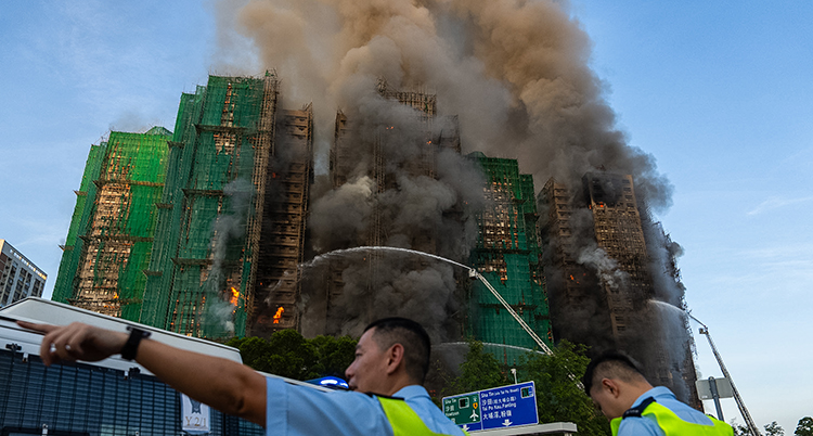 Ett stort hus med många lägenheter och massor av rök.
