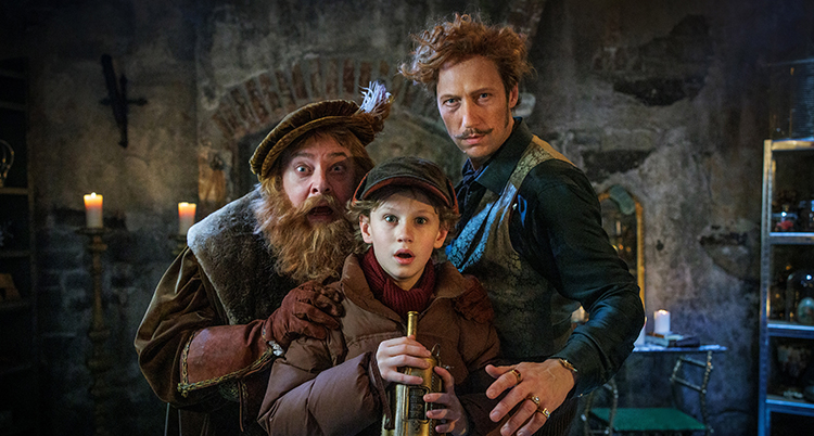 De har gamla kläder på sig.