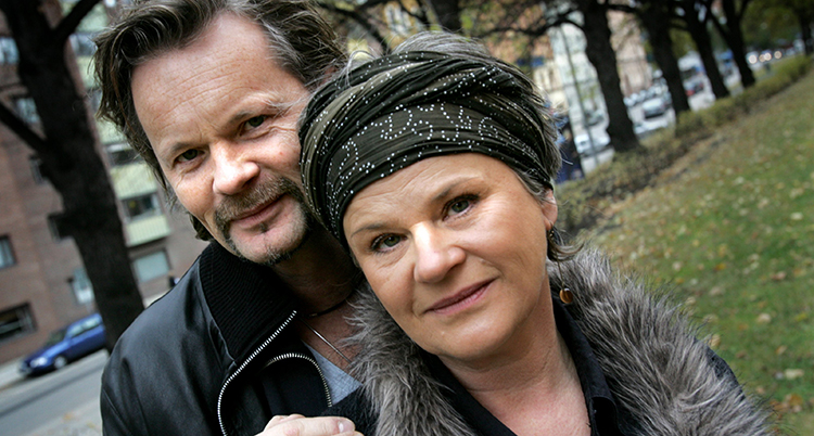 Karin står framför sin bror Anders.