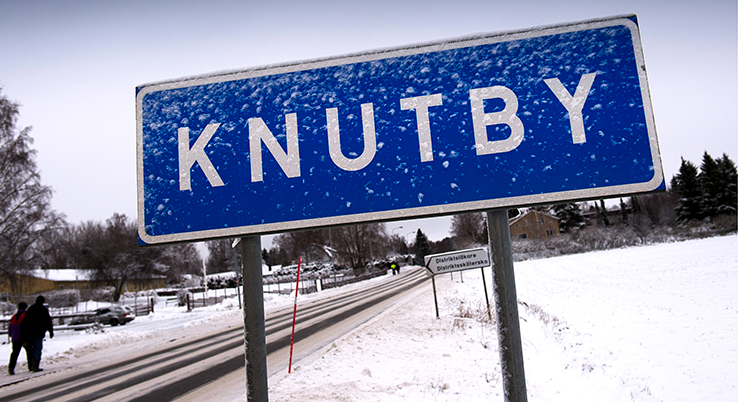 En vägskylt som det står Knutby på.