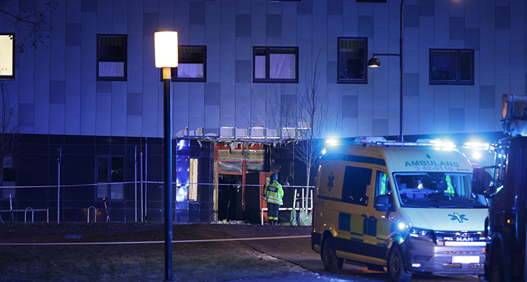 En ambulans vid ett hus.