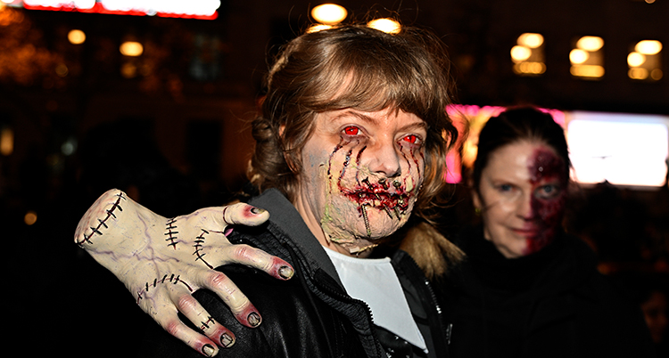 En kvinna ser ut att ha spikar genom läpparna. Blodet rinner i hennes ansikte.