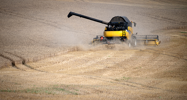 En maskin kör på en åker.