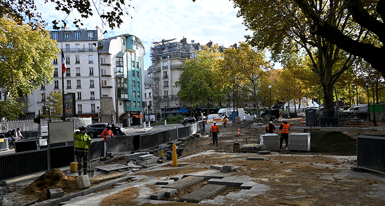 De bygger om och planterar på gator.