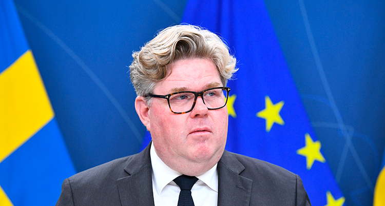 Han har glasögon och slips.